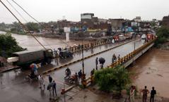 Pakistan’da muson yağmurları can aldı