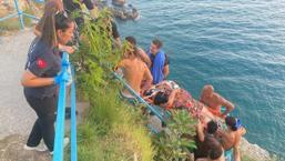 Dünyaca ünlü falezlerde korku dolu anlar! Rus turist için seferber oldular
