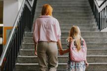 Okula uyum sürecinde anne babalar dikkat etmeli