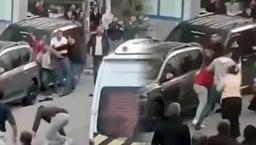 Sokak ortasında laf atma kavgası! İki aile birbirine girdi