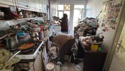 Mahalledeki eve koku şikayeti yağmıştı! İçeri giren ekipler şoke oldu