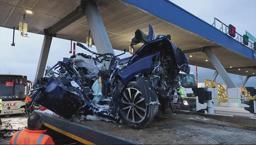 Yolcu otobüsü çarptığı aracı gişelerde sıkıştırmıştı! Kazanın korkunç görüntüleri ortaya çıktı