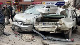 Kamyonet dehşet saçtı! Kırmızı ışıkta bekleyen 7 aracın arasına daldı: 2 yaralı