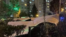 Beylikdüzü’nde fırtınada binanın dış cephesi aracın üzerine düştü