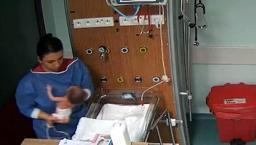 Vicdansız hemşireden yeni skandal! Aynı nöbette bir bebeği daha darbetmiş