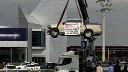 Sıfır araç alan müşteriden vinçli protesto! 'Satarken gösterilen memnuniyet, satıştan sonra sağlanmıyor'