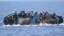 Libya açıklarında 55 kişiyi taşıyan göçmen teknesi alabora oldu!