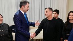 Bakan Kurum, depremzede ailenin yeni evine misafir oldu