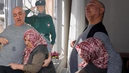 22 yıllık 'polis' nöbeti! 78 yaşındaki anne, engelli oğluna bebek gibi bakıyor