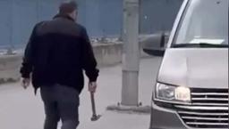 Motokuryeye çekiçle saldıracaktı! Kamerayı görünce geri vites yaptı: '180 bin lira ceza hayırlı olsun'