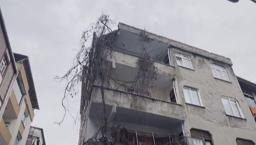 Bağcılar'da 4 katlı binanın çatısı çöktü! Ekipler sevk edildi