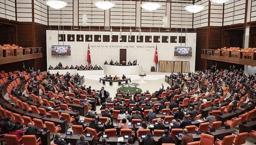 Meclis'ten geçti: Doğum izni 24 haftaya çıkıyor, sosyal medya için 15 yaş sınırı geliyor