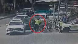 Seyir halinde boğazına cisim kaçtı! Moto kurye, polislerin ‘heimlich’ manevrasıyla hayata tutundu