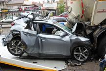 Şaşkına çeviren görüntü! Kağıt gibi ezilen otomobilden sağ çıktı