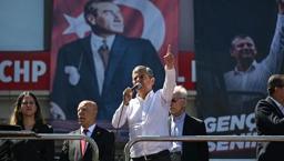 Özgür Özel’den açıklama! ‘CHP'de olağanüstü kurultay için imzalar toplanmaya başladı’