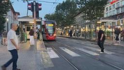 Fatih'te raylara düşüp tramvayın altında kalan çocuk öldü