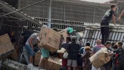 Venezuela'da depremin izleri silinmeden yağma skandalı! Polisler bile rafları boşalttı