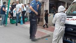 Koku mahalleliyi harekete geçirdi! 2 gün boyunca kardeşinin cesediyle kalan ablanın şok ifadesi