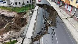 İnşaat kazısında korkunç anlar! Önce istinat duvarı ardından yol çöktü