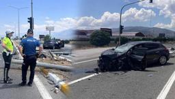 Erzincan'da can pazarı! Otomobil direklere çarparak durabildi