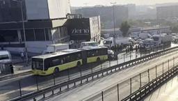 Küçükçekmece'de kaza! Otomobil, İETT otobüsüne çarptı! 3 kişi hayatını kaybetti