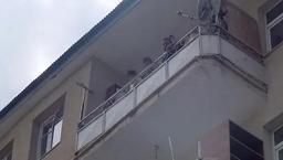 Eşini boşanmaktan vazgeçirmek için 2 çocuğunu alıkoydu! Gözaltına alındı
