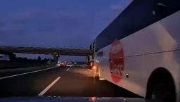 Korku dolu anlar! Şerit değiştiren otobüs kazaya neden oldu, ailenin çığlıkları kamerada