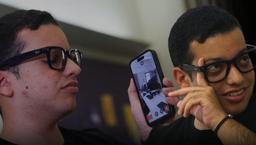 YouTube’dan kodlama öğrendi, görme engelli kardeşinin dünyasını değiştirdi! 140 ülkeye yayıldı