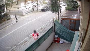 Kız çocuğuna yaklaşmaya çalıştı, anne fark edince kaçtı! O anlar kamerada