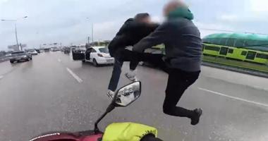 Bursa’da yol verme kavgası! Trafikte tekme tokat birbirlerine girdiler