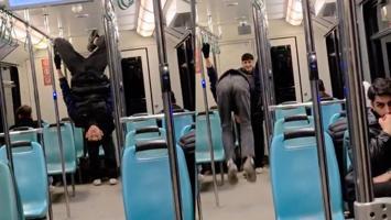 Bursa'da pes dedirten görüntü! Metroyu jimnastik salonuna çevirdiler