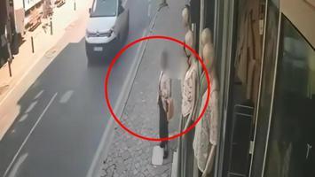 Vitrin mankeninin kıyafetlerini çalıp üstüne giydi, aylar sonra hırka arayışıyla geri geldi