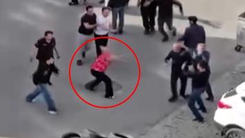 Sokak ortasında başlayan kavga anne terliğiyle son buldu: O anlar kamerada