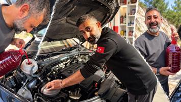 Aracı hararet yapınca şalgam suyu koydu! 'İnsanı serinletiyorsa motoru da serinletir'