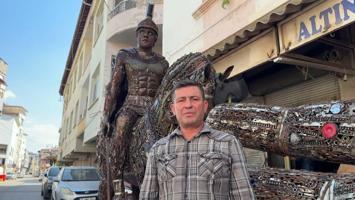 8 ayda tamamladı! 50 bin parça atıktan Büyük İskender ve Bukefalos’un dev heykelini yaptı