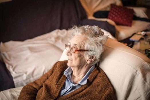 Demans nedir? Demans hastalığı nasıl anlaşılır, belirtileri nelerdir?)