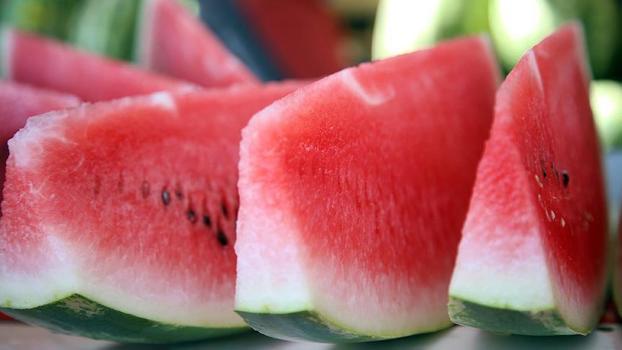 Temmuz ayında fiyatı dibi gördü! Vücuttaki su ihtiyacını anında karşılıyor, pazar tezgahında görenler mutlaka alıyor)