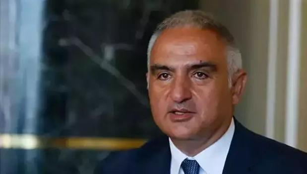 Bakan Ersoy 'Cumhurbaşkanlığı Kültür ve Sanat Büyük Ödülleri'ni kazananları tebrik etti)