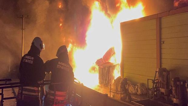 Samsun'da alevler geceyi aydınlattı! Geri dönüşüm fabrikasında çıkan yangın paniğe sebep oldu)