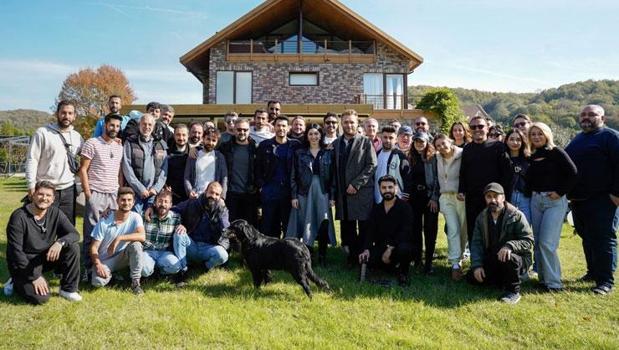 Güller ve Günahlar setinden neşeli kare!)