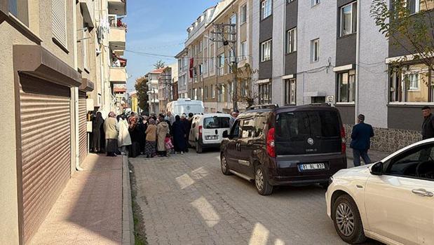 Evde boğazı kesik halde bulundu! Engelli oğlu adliyeye sevk edildi)