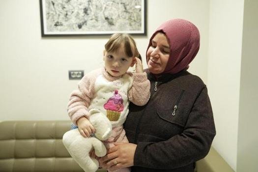 2 yaşındaki Melike Nur, annesinden aldığı karaciğer dokusuyla hayata tutundu)