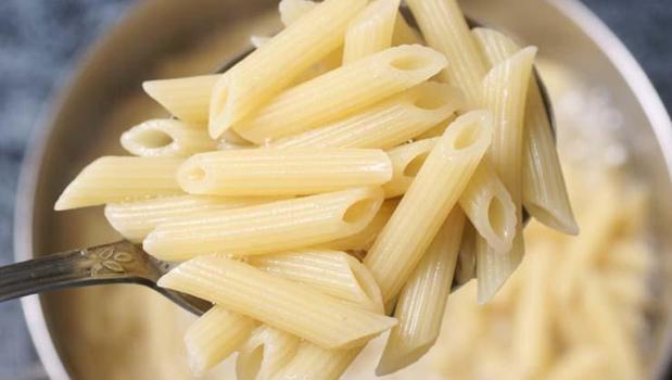 Meğer makarnayı yıllardır yanlış pişiriyormuşuz! Bu şekilde yapınca faydası da artıyor, yemek için özellikle bekleyin!)