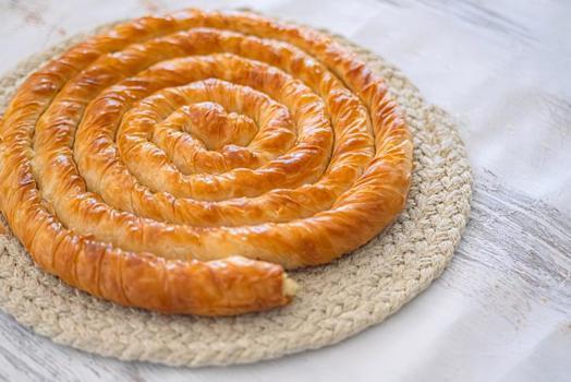 Kahvaltıya ne yapacağım diyenler için! Herkesin bayıldığı çıtır börek tarifi)