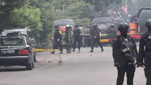 Endonezya'da cuma namazı sırasında camide patlama: Çok sayıda yaralı)
