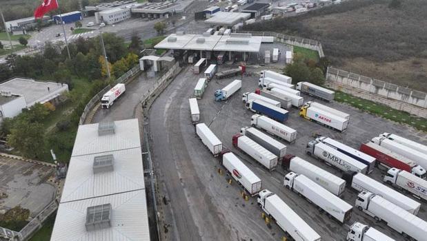 Kapıkule'de saatte geçen tır sayısı rekor seviyede)