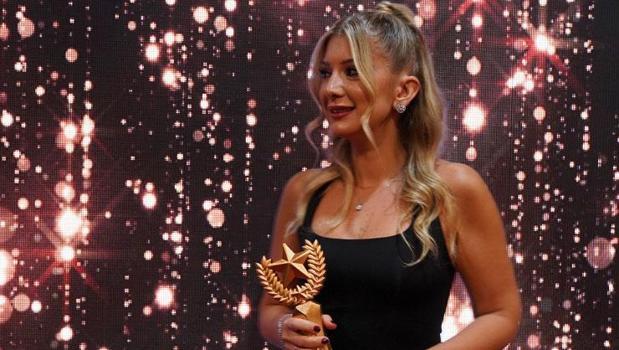 Beste Sırapınar’a 'Yılın En İyi Kadın Gazetecisi' ödülü)