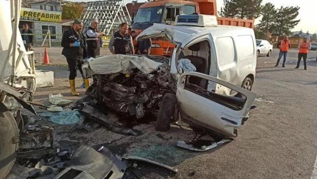 Trafik kazası bir ailenin sonu oldu! Biri bebek 3 ölü)