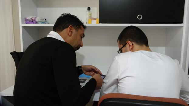 10 yıldır evde eğitimle hayata bağlanıyor! 16 yaşındaki Beran azmiyle ilham veriyor)