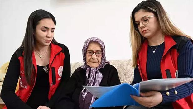 Atatürk'ün verdiği soyadı 79 yıldır gururla taşıyor! Rana nine, Cumhuriyet ile yaşıt!)